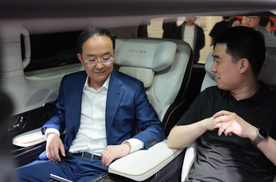国内外知名人物齐聚北京车展极氪展台，体验极氪多款新品