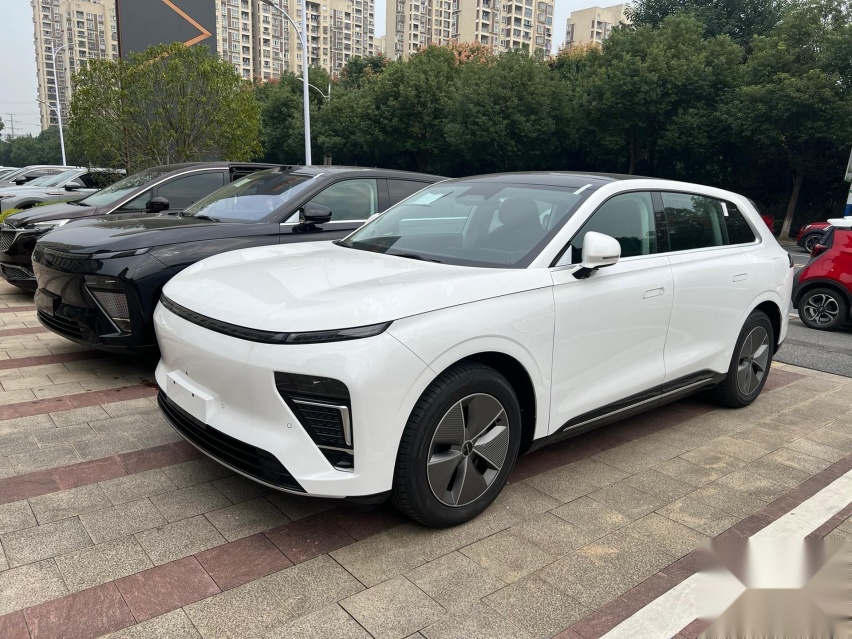 星途星纪元ET现身街头，帅过理想L7，续航超900km，标配空气悬架