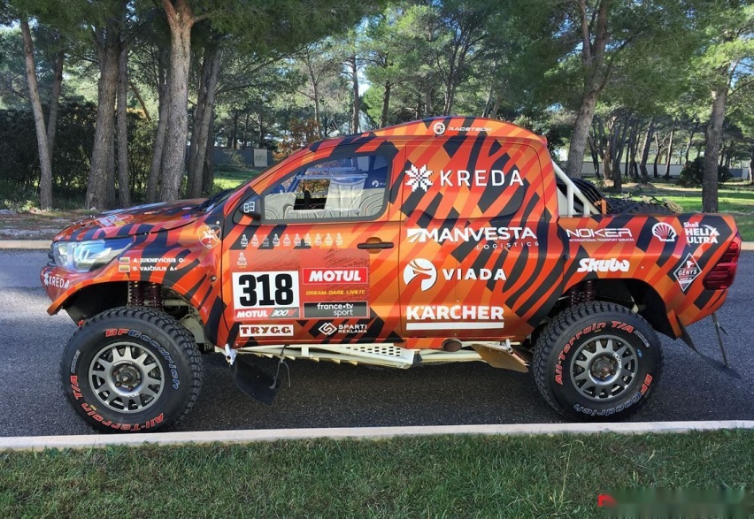 toyota-hilux-with-lexus-v8-engine-looks-dakar-ready-costs-a-small-fortune_5.jpg