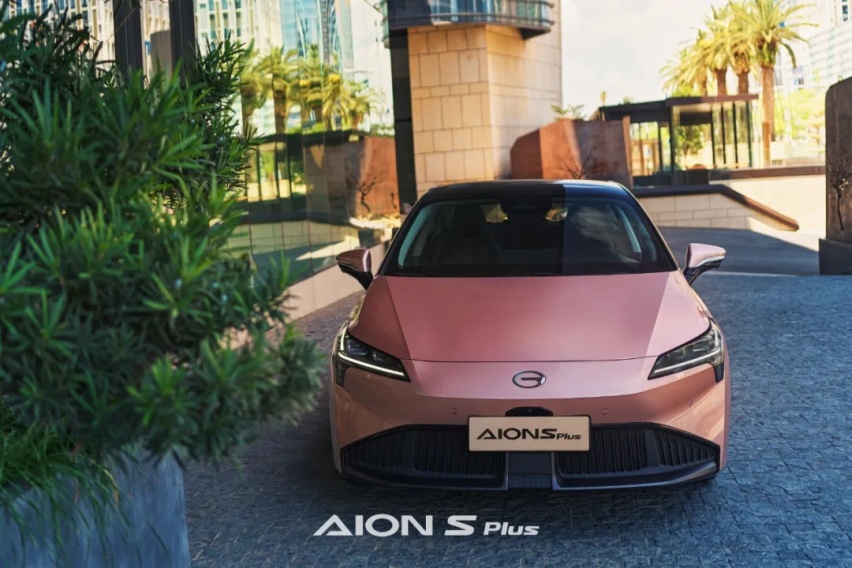 起价13.96万元，续航602km，AION S Plus竟然能用天窗打王者