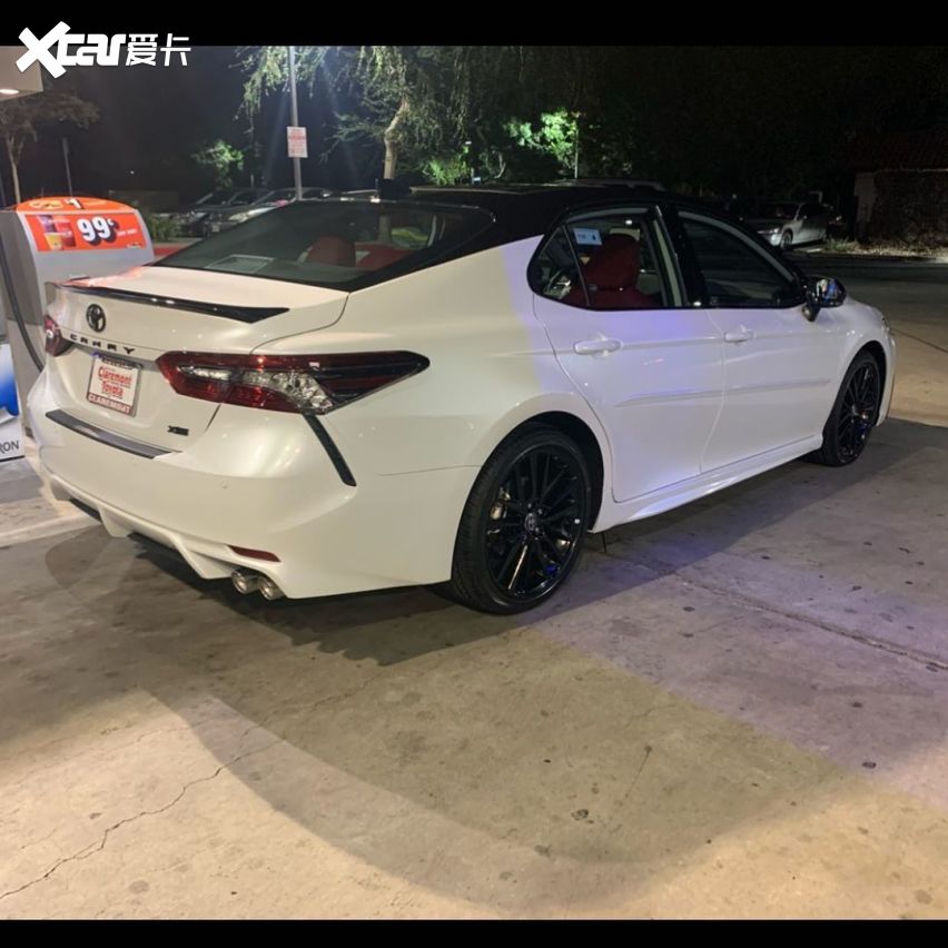 新款丰田凯美瑞运动版实拍，前脸颇有跑车韵味