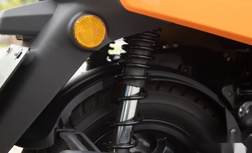 2023铃木SUI 125新车试驾：K-car风格踏板摩托车