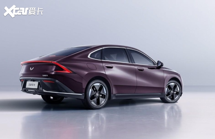 车长超4.8米，亏电油耗不到5L，这两款10万级插混轿车值得买吗？