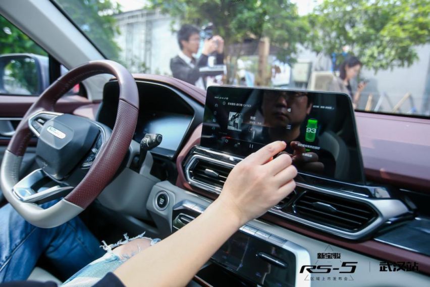 沉迷“颜值”迷恋“智能”，试驾新宝骏RS-5后，又相信爱了！