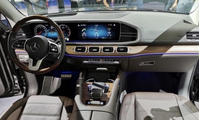 全新奔驰GLS450国内首发！更大尺寸与独特尾灯你会喜欢吗？