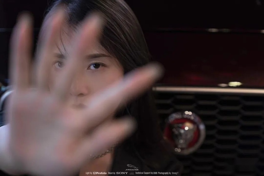 捷豹XEL玩起改装来也很有感觉，妹子表示很喜欢这辆