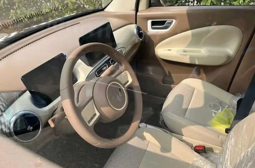 全新五菱宏光MINI EV三门版街拍亮相，Q萌可爱，女生最爱？