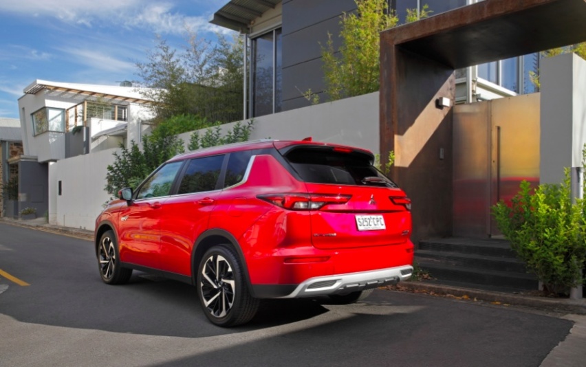 海外实拍三菱欧蓝德PHEV，约31.6万起，国内或年内上市