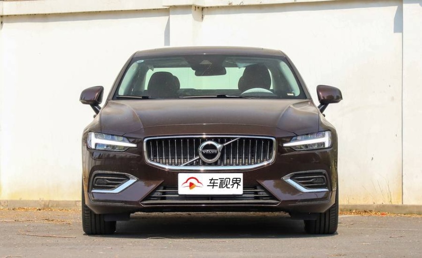 年轻人适合买哪些豪华中型车？这两款各有特色，30万都能拿下