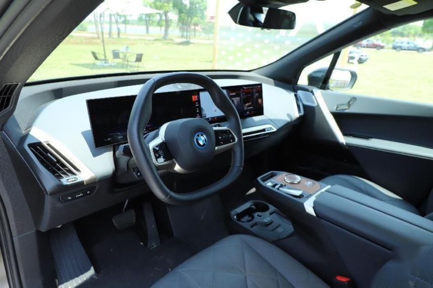 3.8秒破百的旗舰SUV！实拍宝马iX，能不能在市场支棱起来