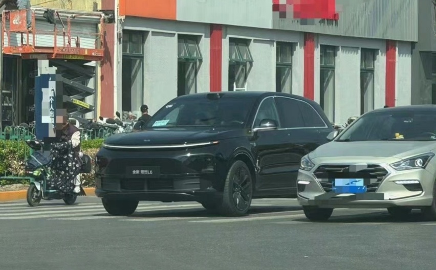 理想L6现身街头，长近5米+大象灰配色，搭前双叉臂+续航172km