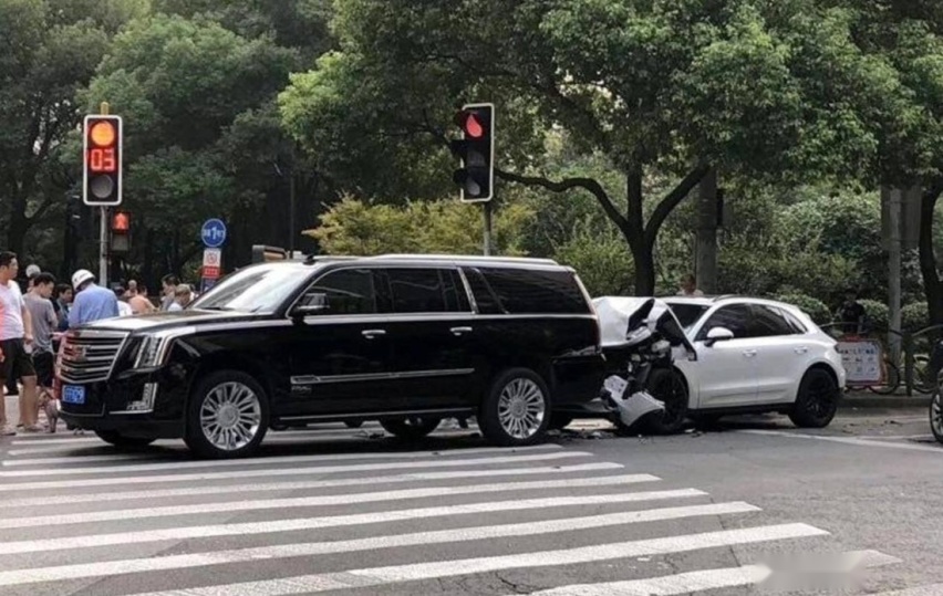 普通人撞了豪车，真的需要卖房赔偿，从此毁一生吗？