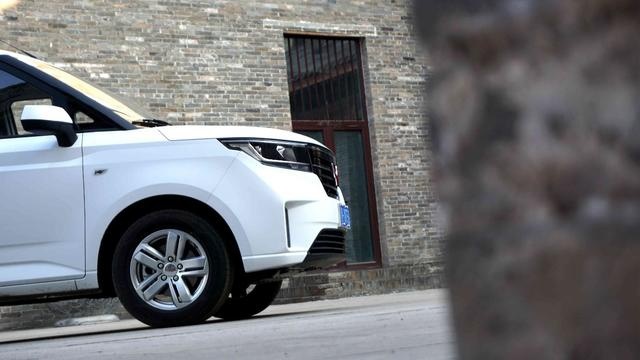 路咖与车：试驾五菱宏光PLUS 一台颇为上手的“四方不楞”？