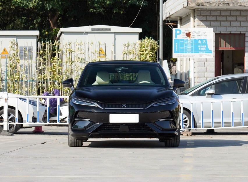 比亚迪中型SUV上市18.98万起！轴距接近3米外观动感续航662km