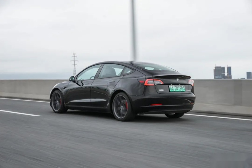 试驾特斯拉Model 3高性能版,比钢炮们滑溜的线性最让人欲罢不能