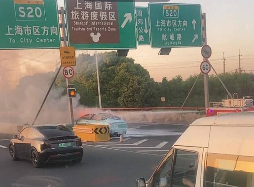 特斯拉撞车打不开门,是“问界复刻版”吗?