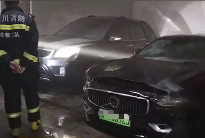 又一辆沃尔沃插混车型自燃？引擎盖也变形，或与XC90爆炸原因相似