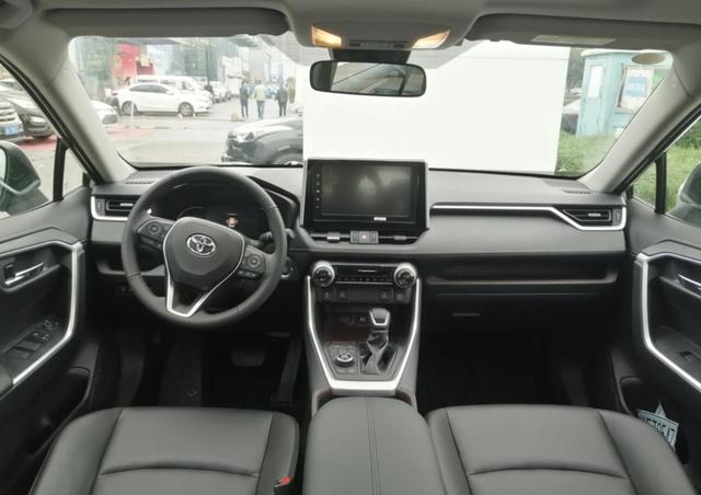 到店实拍全新RAV4荣放：实车外形很酷，两驱中高配受欢迎