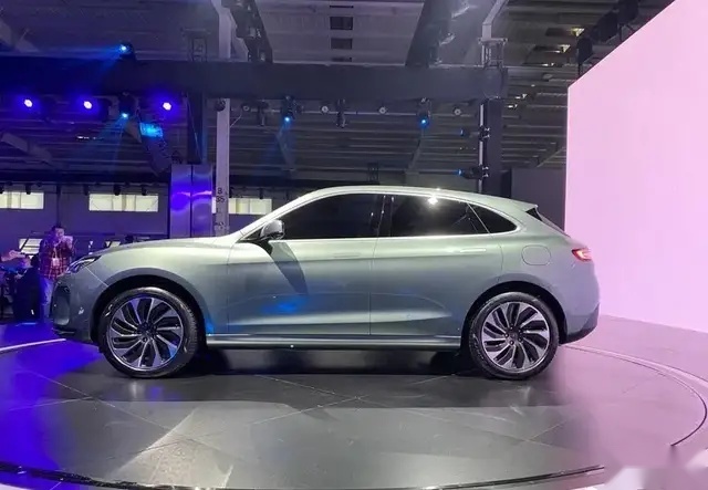 搭鸿蒙系统/续航超1200km，华为AITO问界M5预售25万玩跨界