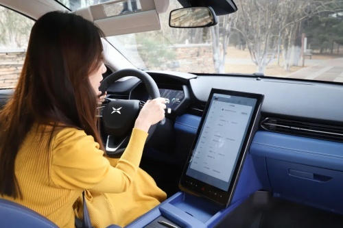 父母想给女儿买车做礼物，小鹏G3i比AION Y PLUS更合适