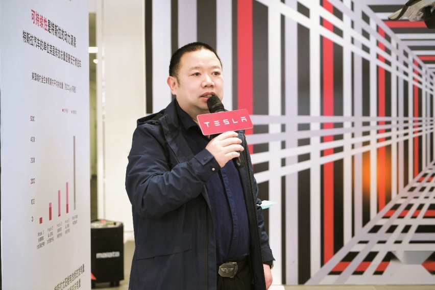 特斯拉Model X Plaid空降，人形机器人惊喜登场