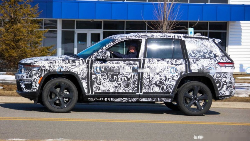 2022-jeep-grand-cherokee-side-spy-photo.jpg