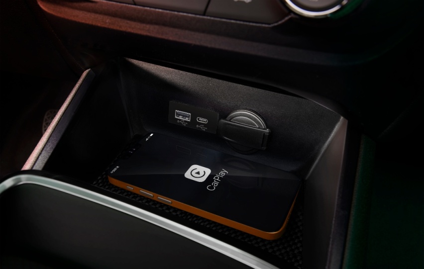 支持无线CarPlay、OTA远程升级功能.jpg