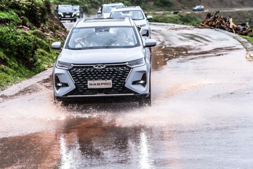 国货当自强，15万落地7座SUV，吉利豪越L对比奇瑞瑞虎8 PRO