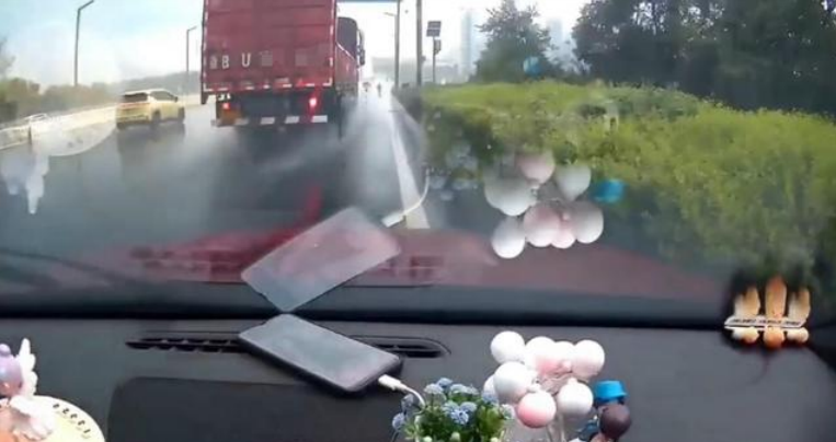 货车雨中横向推行奔驰汽车90余秒，奔驰品牌获得一则“活广告”