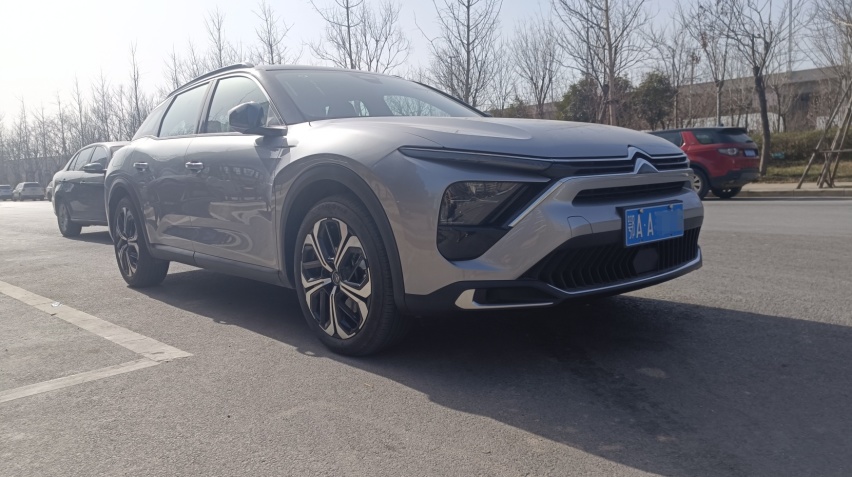 凡尔赛C5 X用车感受：后排乘坐空间两拳有余，底盘调教不输奥迪