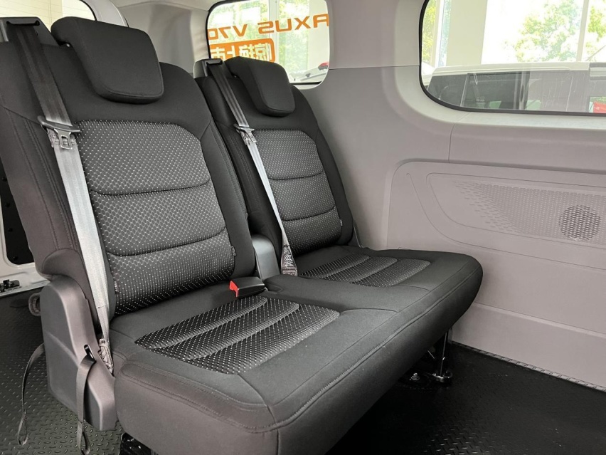跨界让生活更全面 新生代宽体轻客大通MAXUS新途V70到店实拍