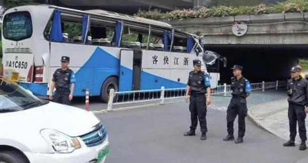 小学春游大巴撞上限高桥梁，大半车顶都削没了，司机心真大！