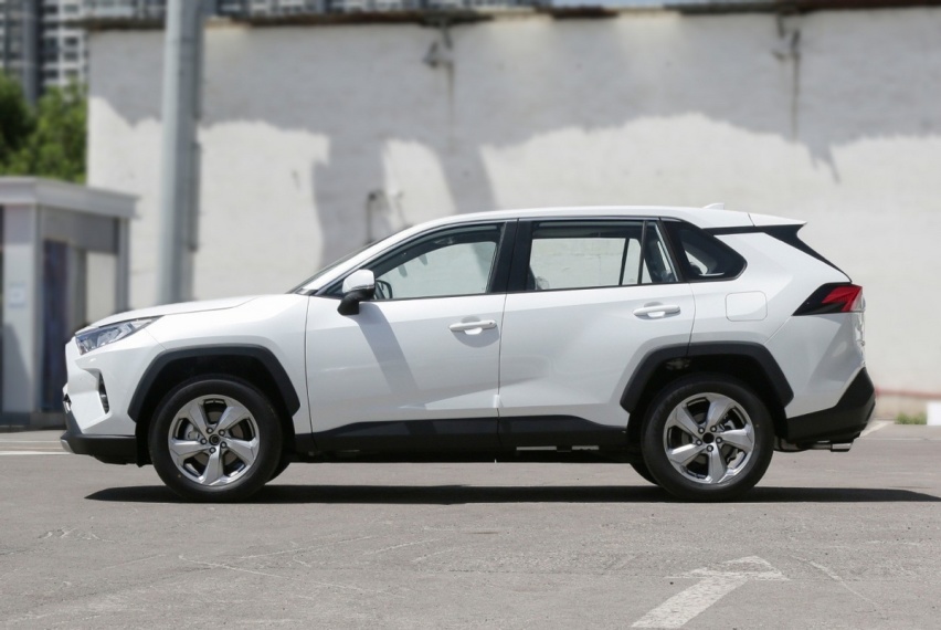 比空间、比动力、比智能，标致新5008对比丰田RAV4荣放如何选？