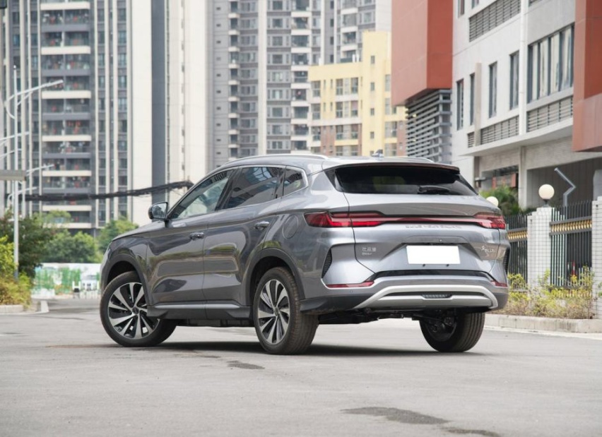 宋PLUS DM-i几乎成为了无短板的家用SUV，产品力很全