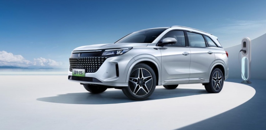 比亚迪混动+华为车机？还是7座中型SUV 全新蓝电E5实力出众！