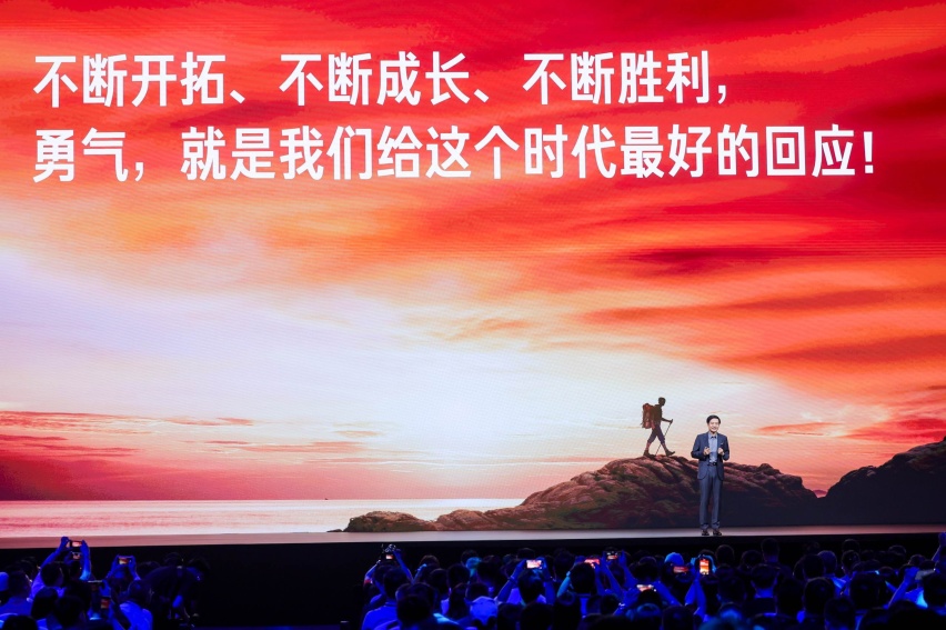 雷军年度演讲：小米SU7 Ultra Prototype等新品亮相