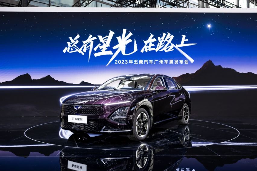 五菱发布首款中型轿车星光，个头比肩凯美瑞，还有插混加持！