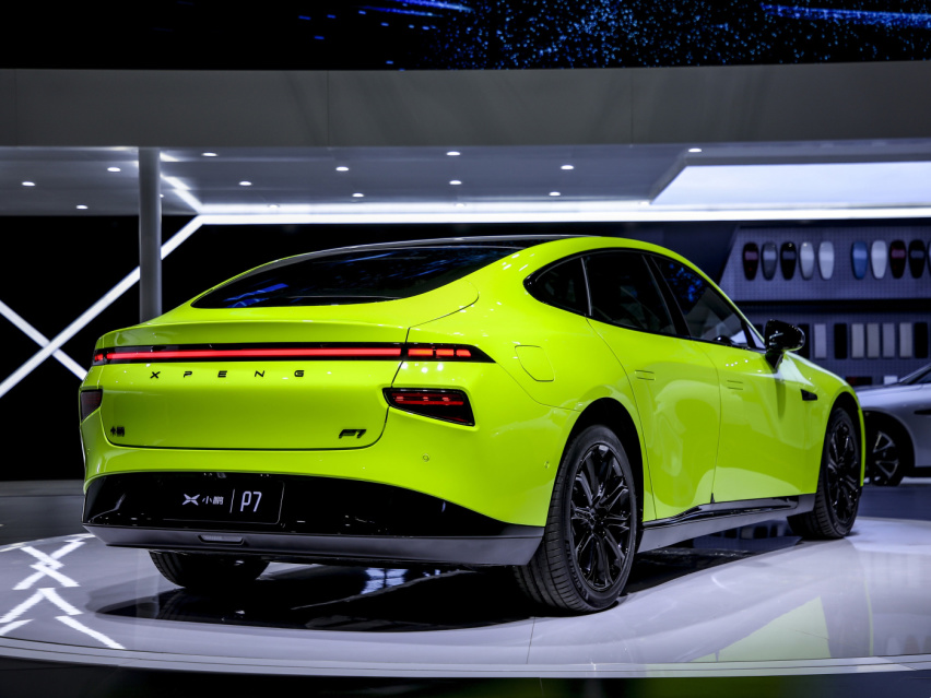 比特斯拉Model3大一圈，配鹏翼门+智能音乐座舱，售价23.99万起