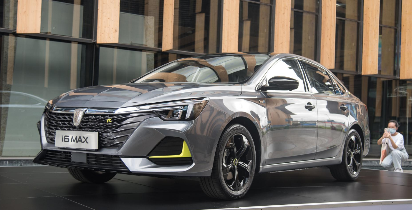 全景車頂夠通透,榮威i6 MAX花12萬給你新體驗(yàn) 全景車頂夠通透,榮威i6 MAX花12萬給你新體驗(yàn)