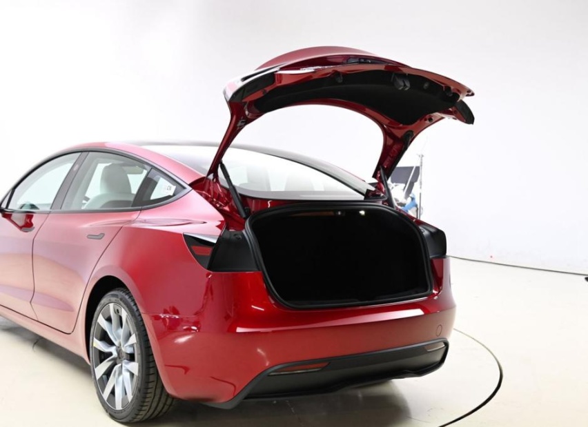 Model3更新已出现疲态，外观内饰设计小改，智能系统却依然落后