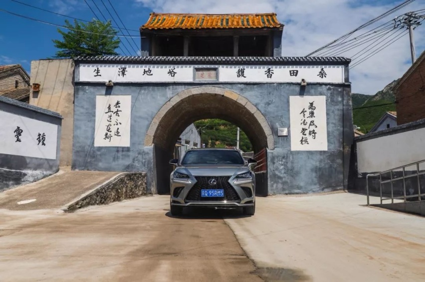 最美公路丨险与美共存，记雷克萨斯NX 300挂壁公路之行
