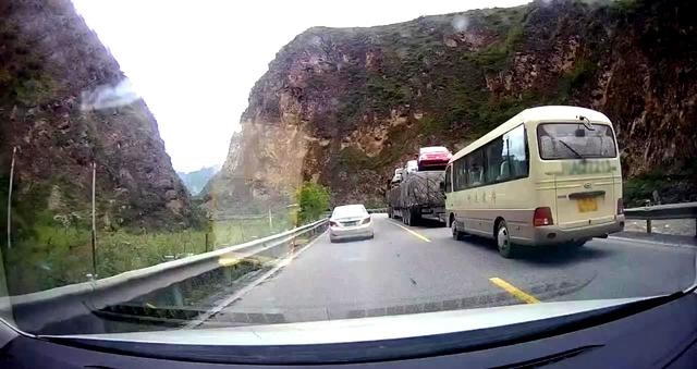 动力弱的自动挡车，超车时如何操作才更有爆发力？