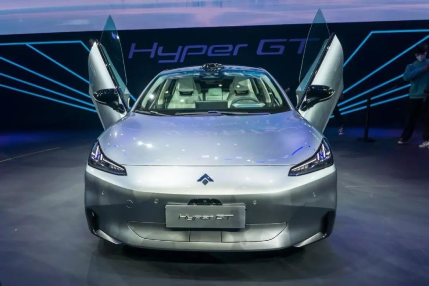 花里胡哨开门方式，这辆广汽埃安Hyper GT能打赢特斯拉Model3