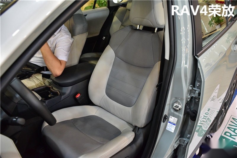 全新RAV4荣放对比CR-V：丰田这一次能翻身吗？