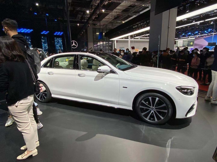 采用混合动力 2021上海车展奔驰E350 e L实车图