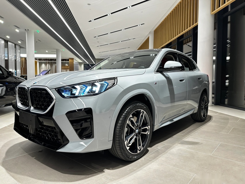 全新宝马X2实车到店，溜背造型+发光格栅，原装进口配317马力