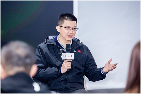 阿维塔11智驾首秀，拟人化驾驶安全感十足
