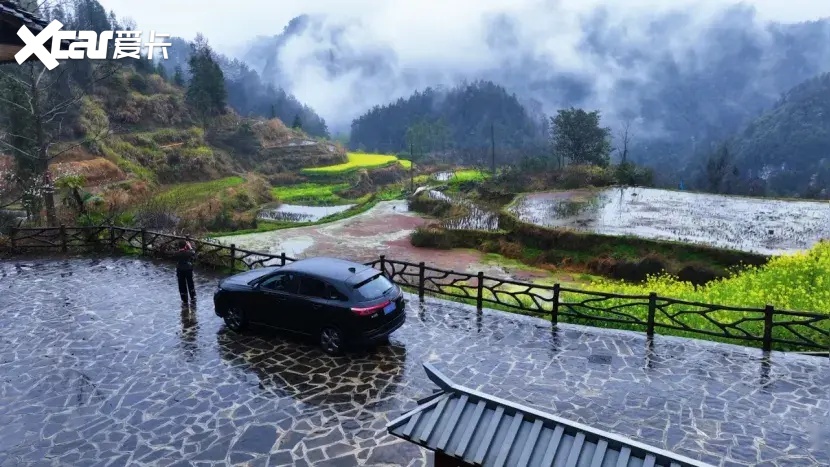 她的山路，她的光芒：十八洞村的苗族姑娘