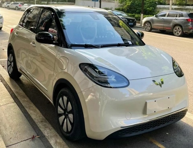 新款五菱缤果实车曝光，新增ESC+自动驻车，外观造型复古，配置高