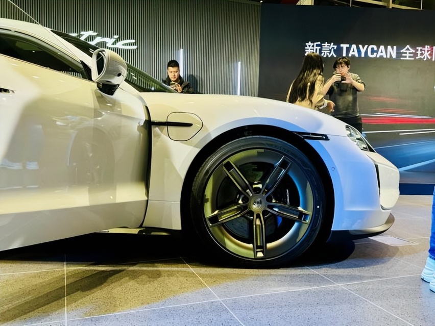 双腔空悬+高压快充 新款保时捷Taycan性能更炸了